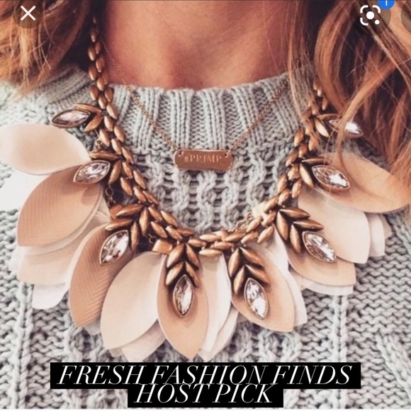 Stella & Dot Jewelry - HP 🎉 Stella & Dot 📿Gold Feather Birdie Necklace